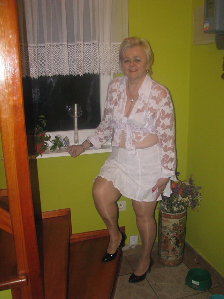 Femme au foyer mature 3
 #105183791