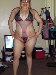 Femme latino aux gros seins et au joli cul
 #97608947