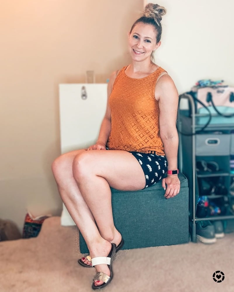 Sexy Musiklehrerin mit schönen Füßen und Beinen
 #91297760