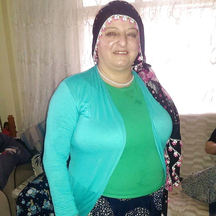 トルコのイスラム教徒の成熟したヒジャブ-巨乳のおばあちゃん（ノンポーン
 #81896025