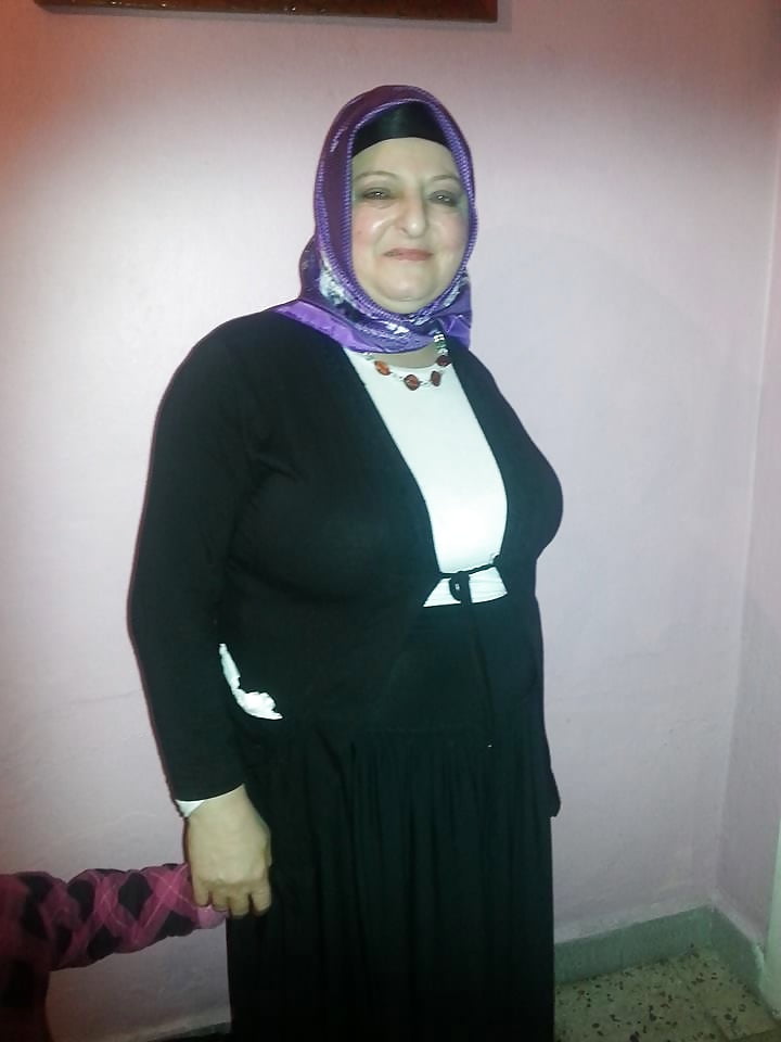 トルコのイスラム教徒の成熟したヒジャブ-巨乳のおばあちゃん（ノンポーン
 #81896046