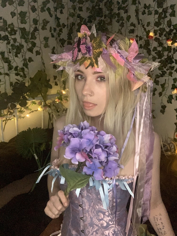 Foto private di lil miss lily australiana che studia floriterapia
 #91035915