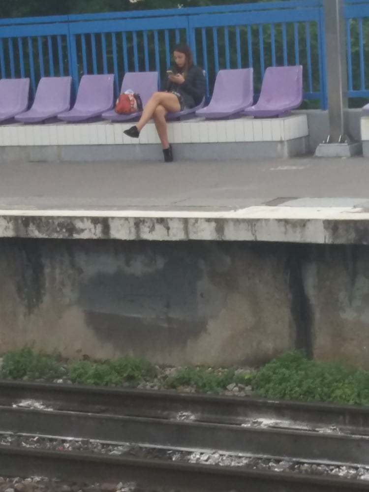 Ella está esperando su tren
 #91031785