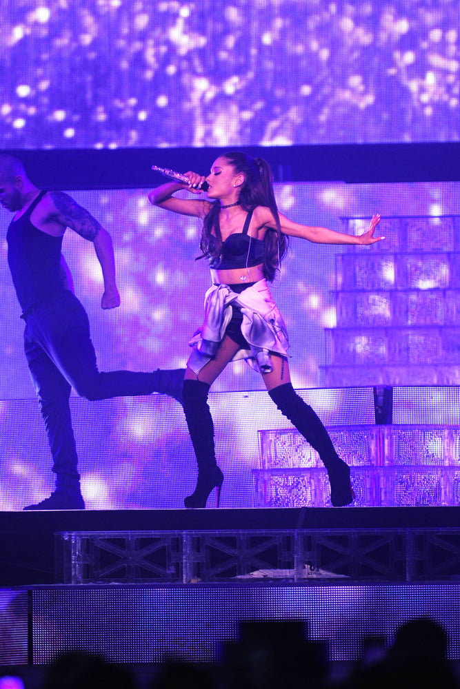 Ariana grande avec bottes vol 06
 #105138189