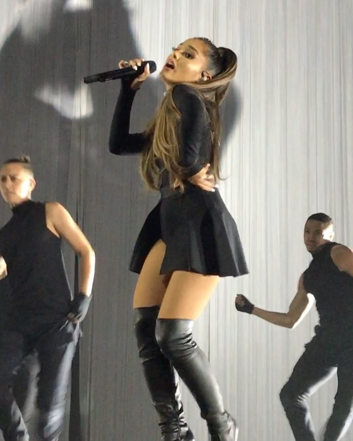 Ariana grande avec bottes vol 06
 #105138294