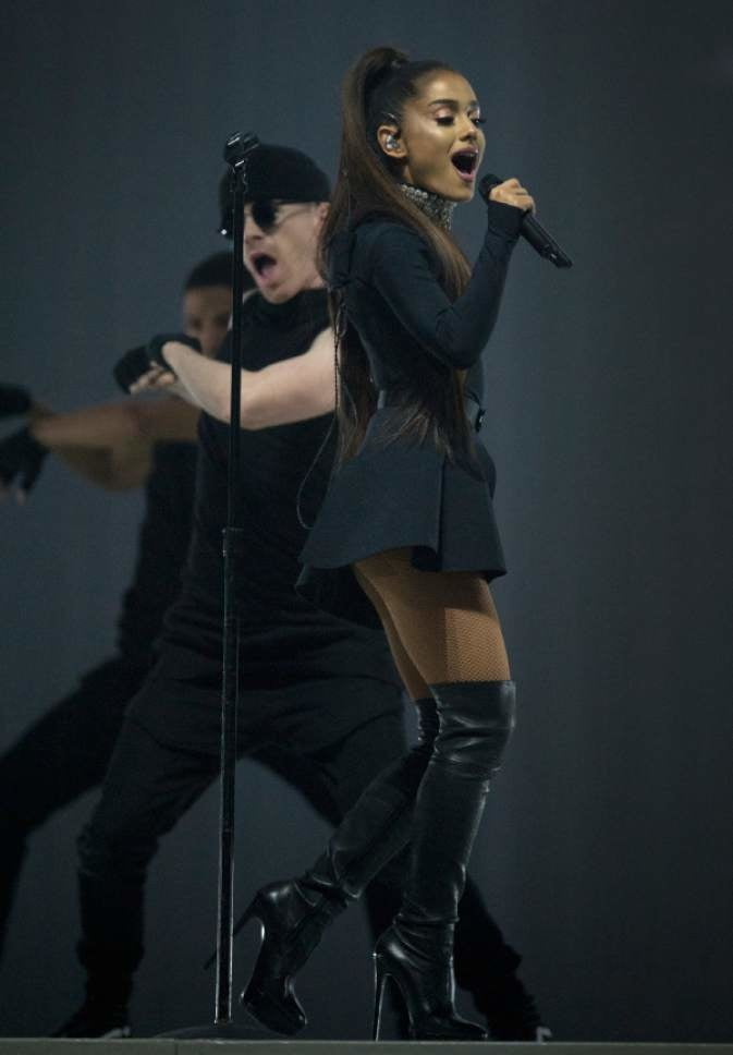 Ariana grande con gli stivali vol 06
 #105138299