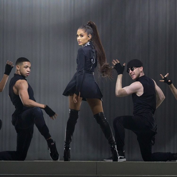 Ariana grande con botas vol 06
 #105138333