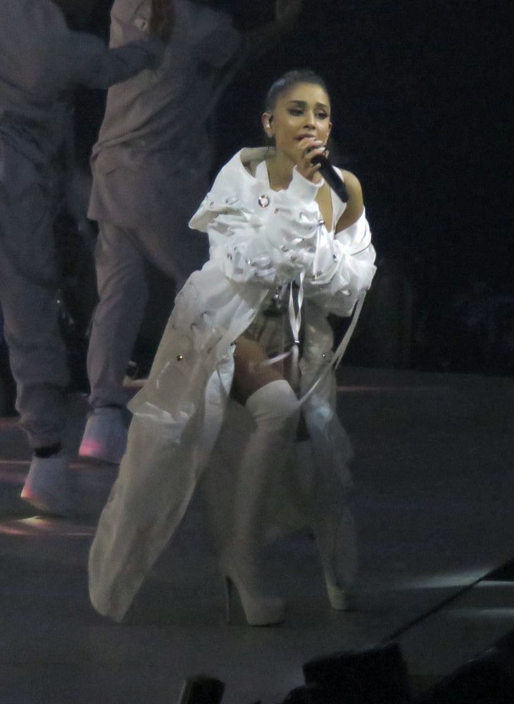 Ariana grande avec bottes vol 06
 #105138374