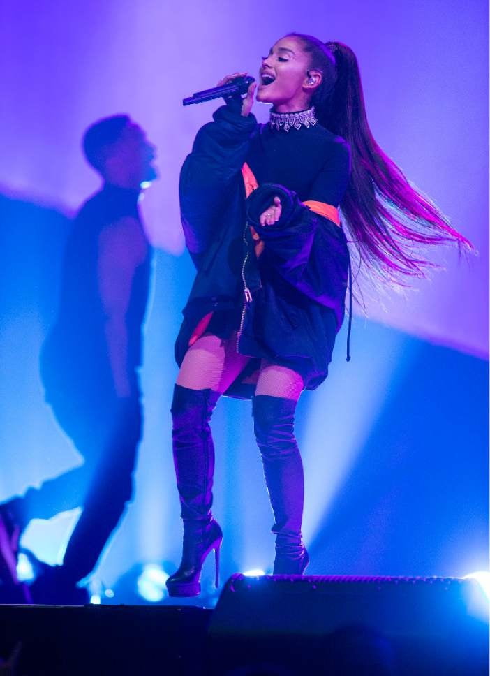 Ariana grande con botas vol 06
 #105138380