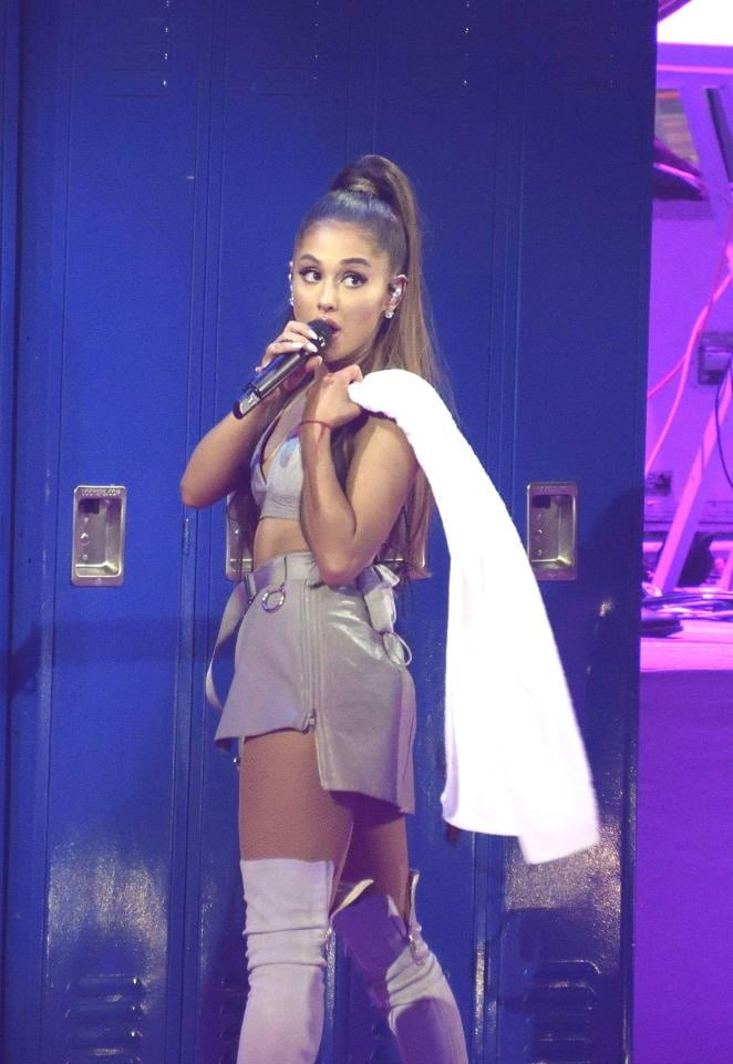 Ariana grande mit Stiefeln vol 06
 #105138384