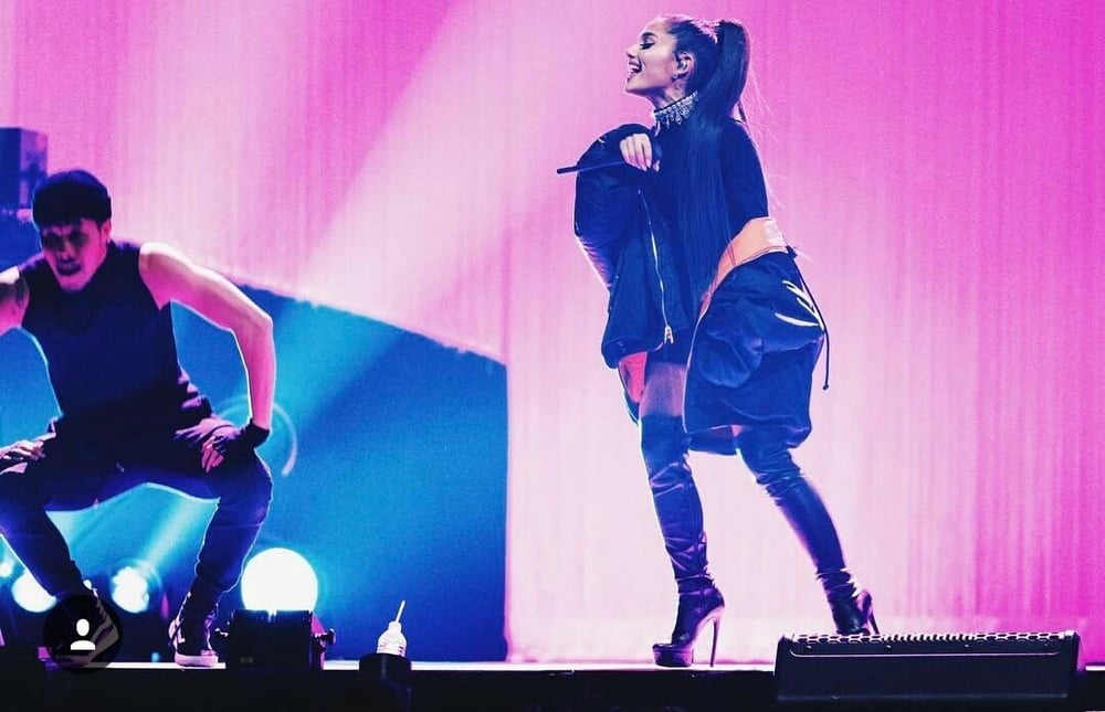 Ariana grande avec bottes vol 06
 #105138422