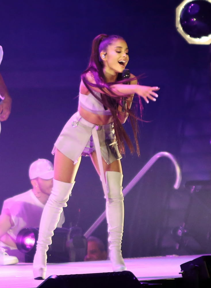Ariana grande avec bottes vol 06
 #105138428