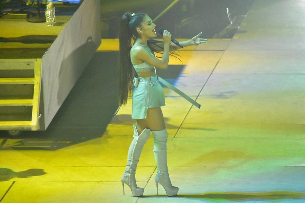 Ariana grande avec bottes vol 06
 #105138430
