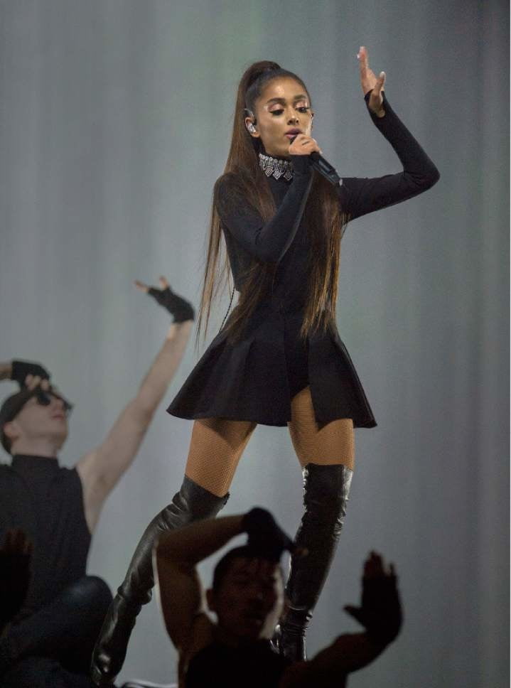 Ariana grande avec bottes vol 06
 #105138442
