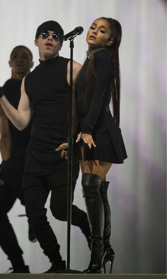 Ariana grande avec bottes vol 06
 #105138486