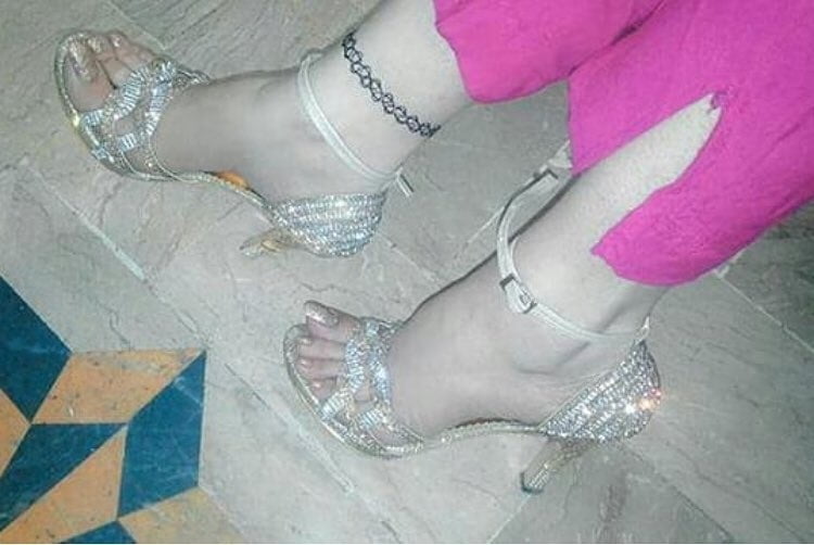 Wunderschöne indische Füße
 #99622112