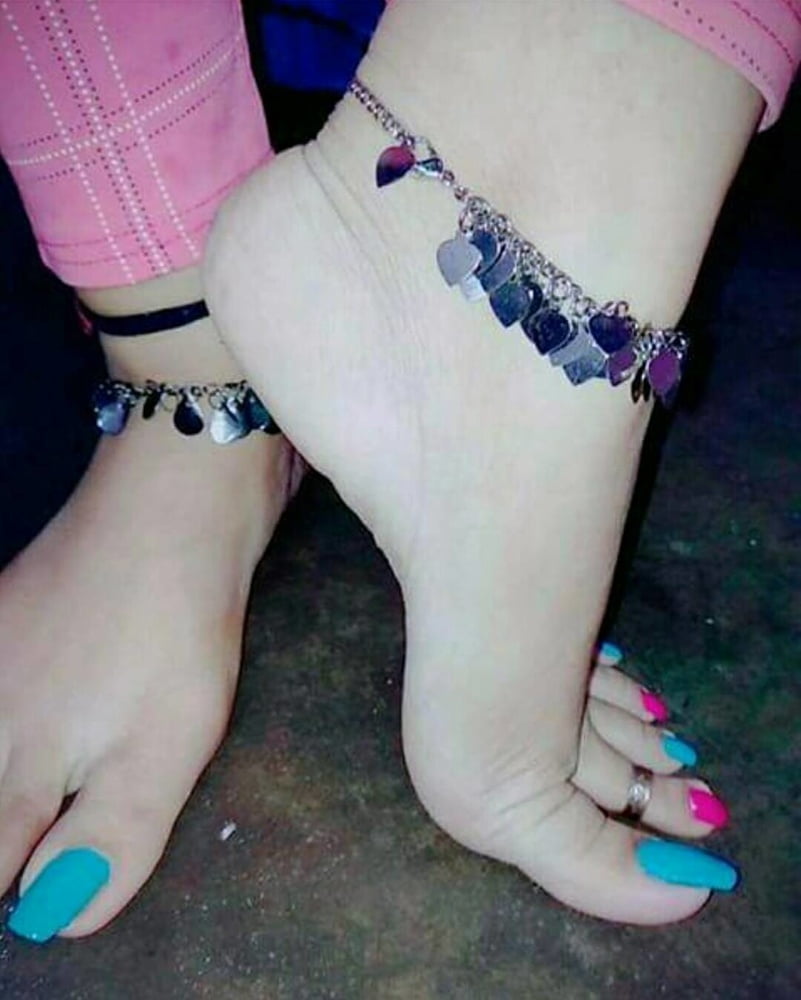 Wunderschöne indische Füße
 #99622161