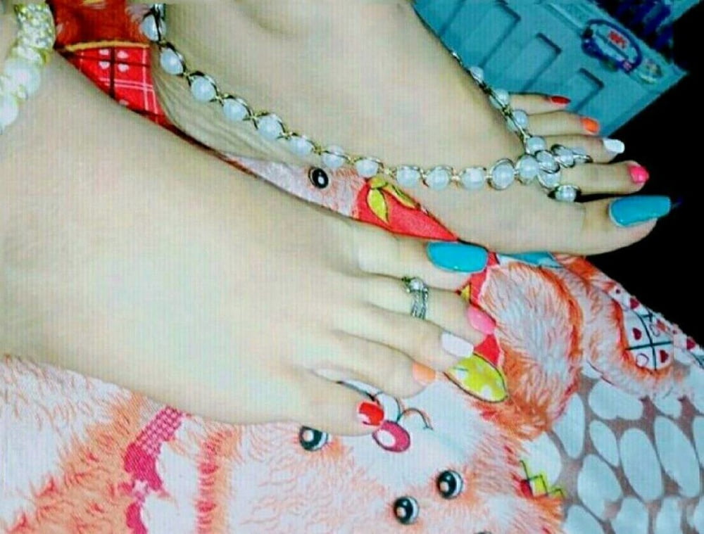 Wunderschöne indische Füße
 #99622165