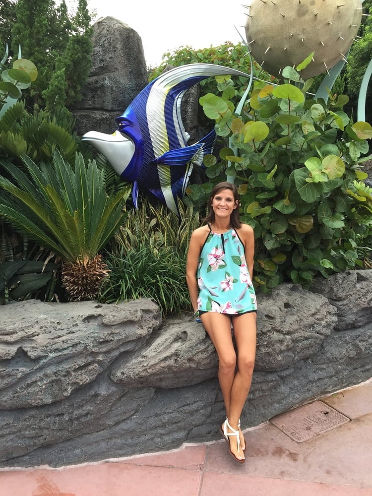 Viajes de viernes de esposas y gf's
 #90840608