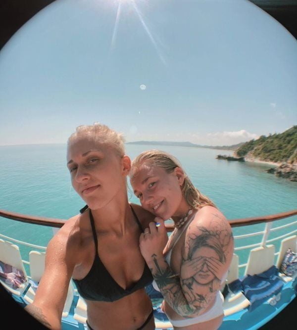 Viajes de viernes de esposas y gf's
 #90840624