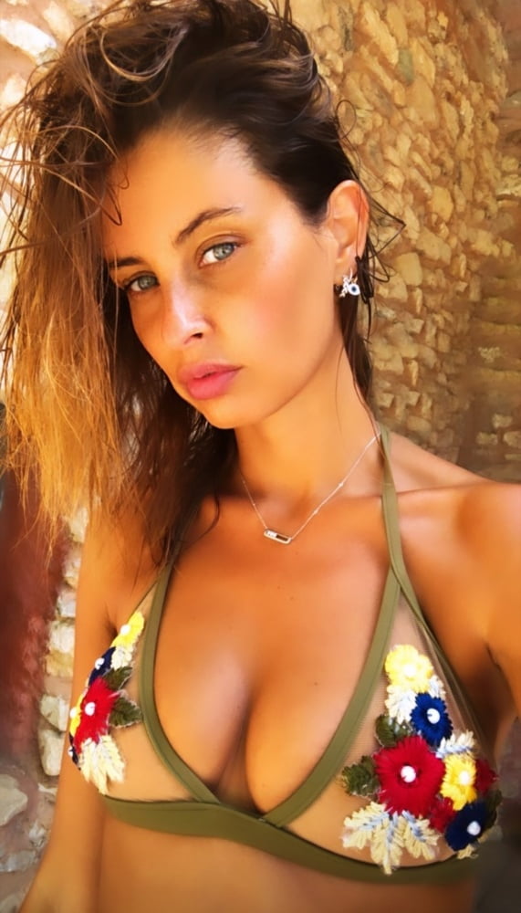 Malika menard (miss francia francesa - estrella de instagram)
 #98879932