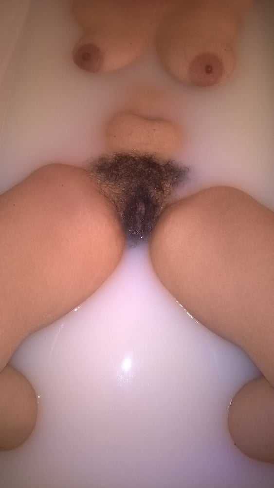 Femme poilue dans un bain de lait
 #106797679