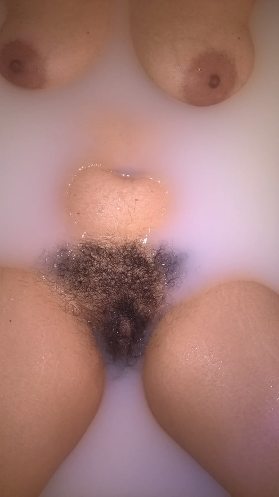 Femme poilue dans un bain de lait
 #106797681