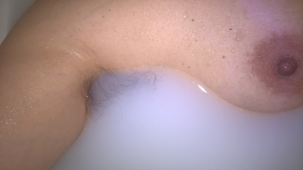 Femme poilue dans un bain de lait
 #106797682
