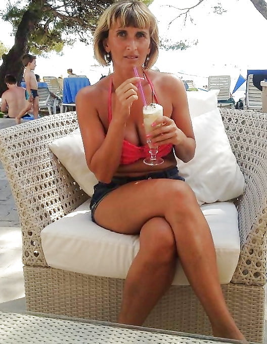 Maduras vestidas como putas 49
 #88504740