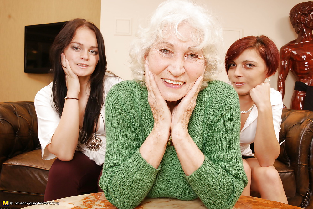 Vieja abuela norma follada por dos jóvenes lesbianas parte 1
 #106795183