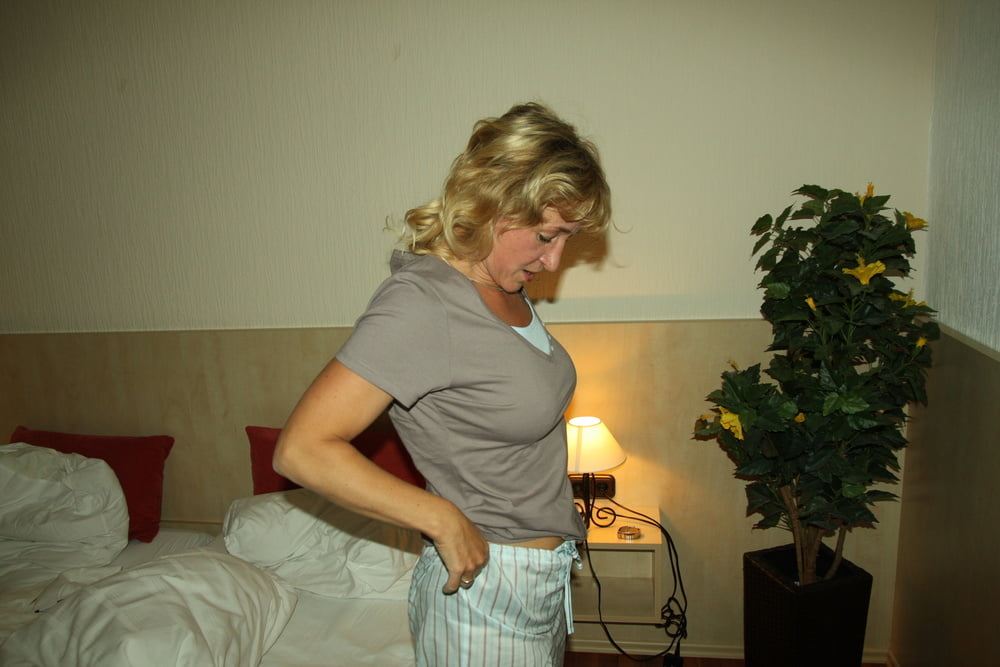 Busty holländischen milf zeigen ihre Titten und Körper
 #79668774