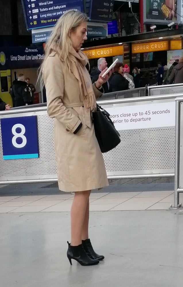 Street Pantyhose - Liverpool MILF at the Station #105250487