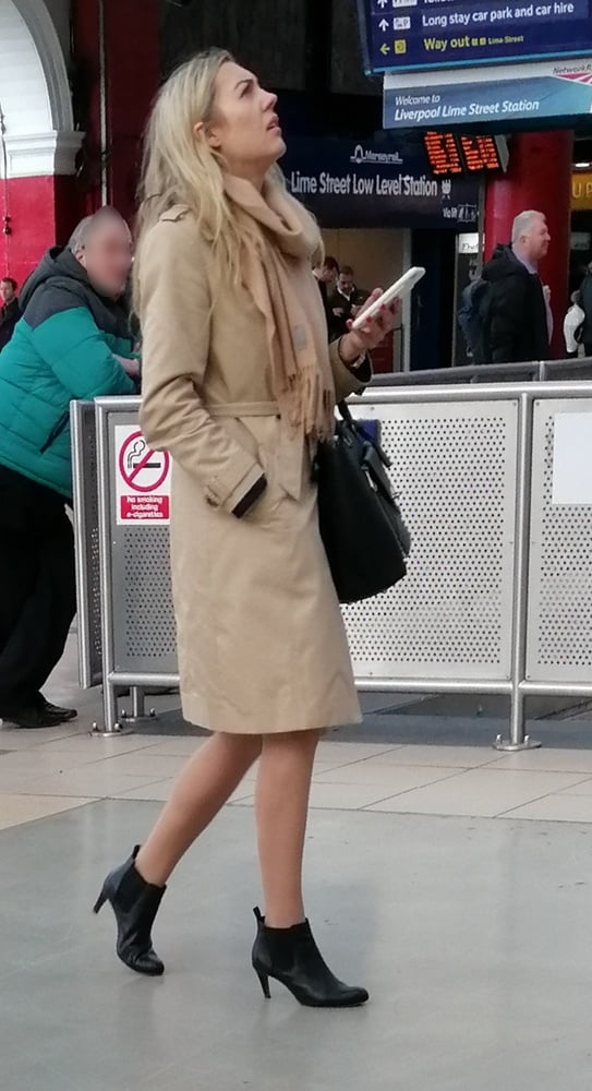 Street Pantyhose - Liverpool MILF at the Station #105250489