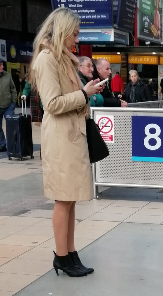 Street Pantyhose - Liverpool MILF at the Station #105250491