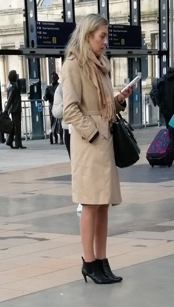 Street Pantyhose - Liverpool MILF at the Station #105250493