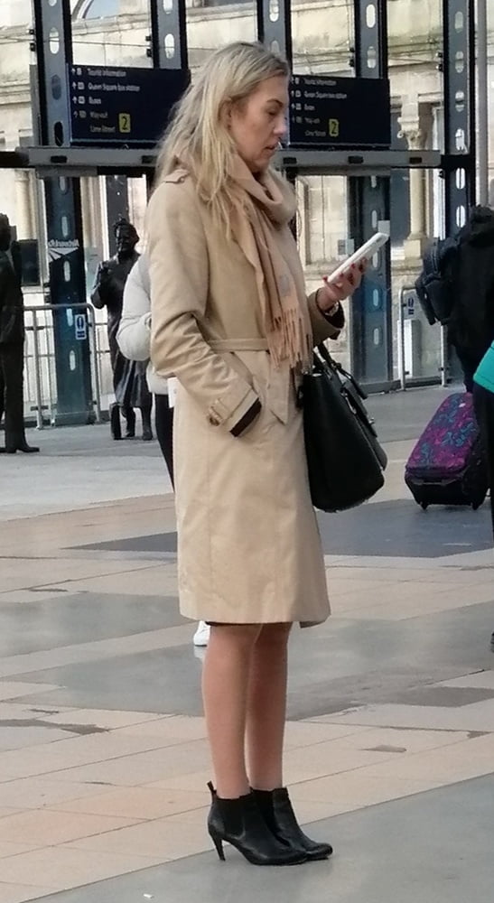 Street Pantyhose - Liverpool MILF at the Station #105250495