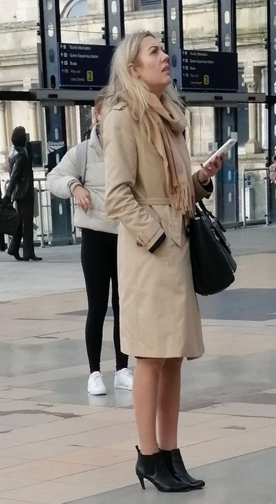 Street Pantyhose - Liverpool MILF at the Station #105250497