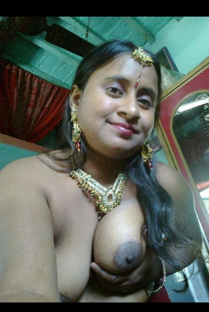 Indische Auntys zeigen Brüste
 #92589146