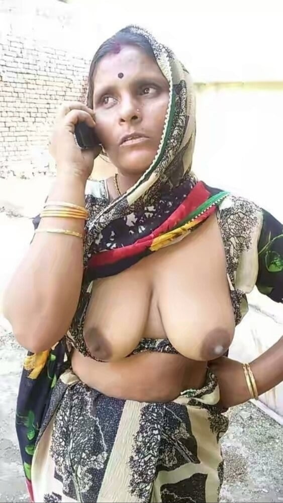 Indische Auntys zeigen Brüste
 #92589155