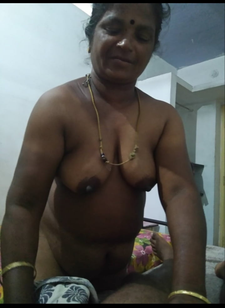 Indische Auntys zeigen Brüste
 #92589170