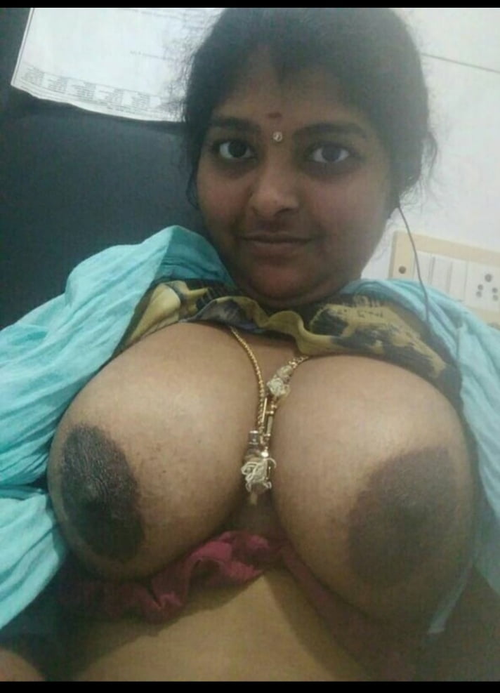 Indische Auntys zeigen Brüste
 #92589179
