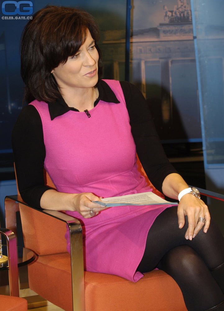 Fernsehnutte MAYBRIT ILLNER wixt sie voll #91470565