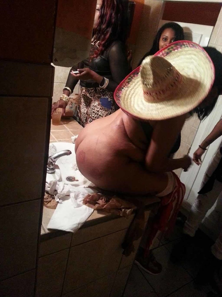 Elles pissent dans le lavabo #91873255