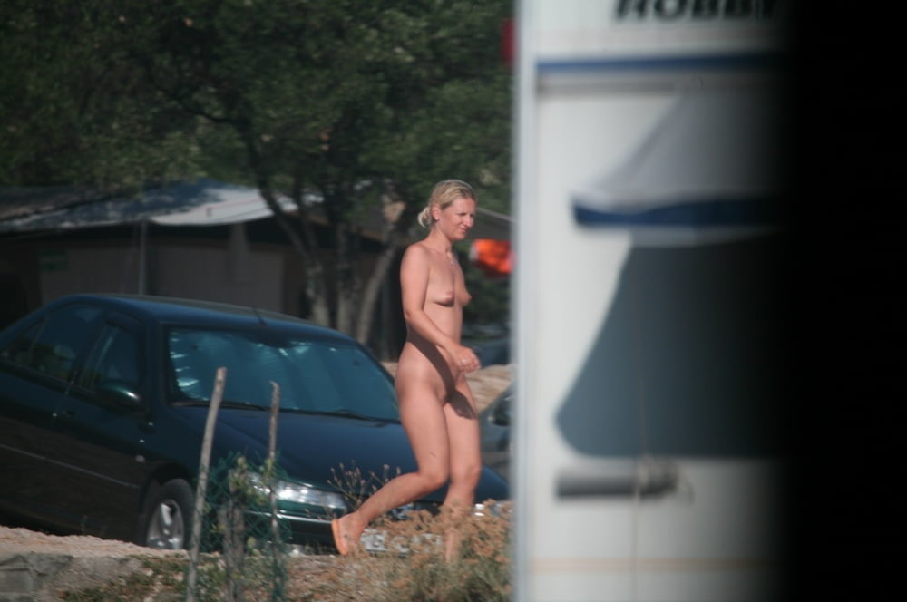 Desnudos nudistas y voyeur en fkk resort
 #105848144