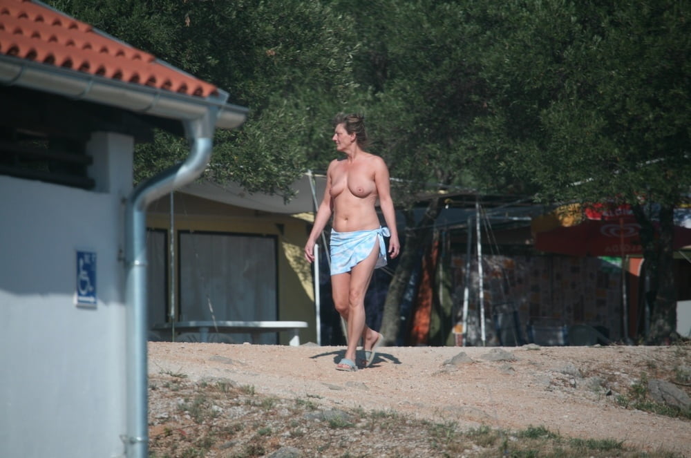 Desnudos nudistas y voyeur en fkk resort
 #105848159