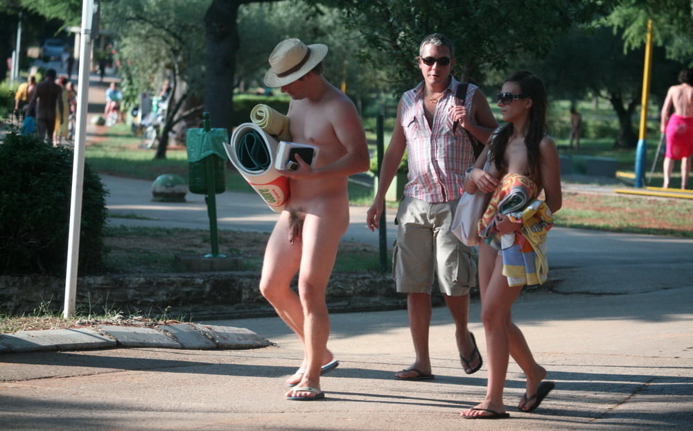 Desnudos nudistas y voyeur en fkk resort
 #105848178