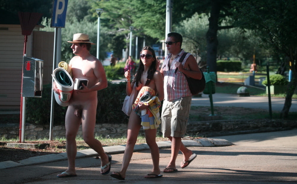 Desnudos nudistas y voyeur en fkk resort
 #105848190