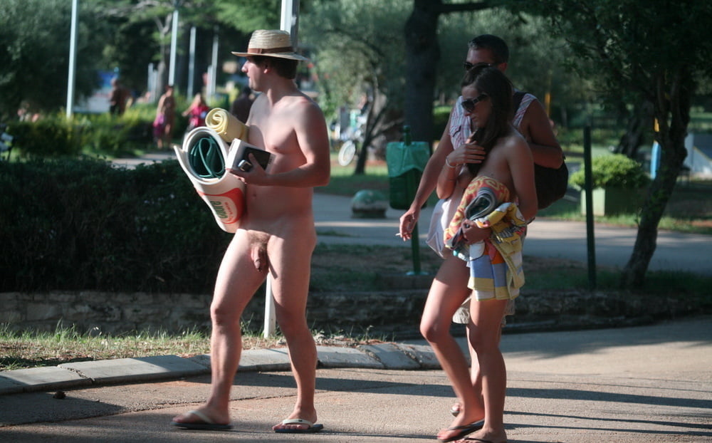 Desnudos nudistas y voyeur en fkk resort
 #105848192