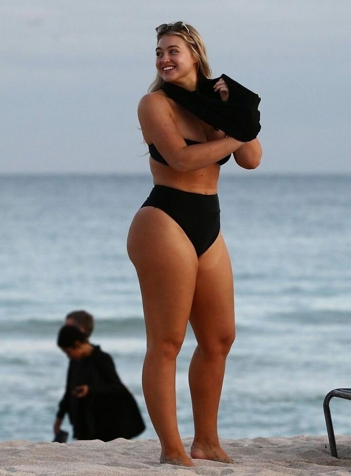 Iskra Lawrence desnuda #108685703