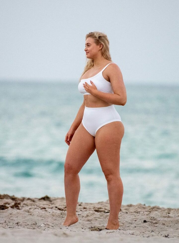 Iskra Lawrence desnuda #108685735